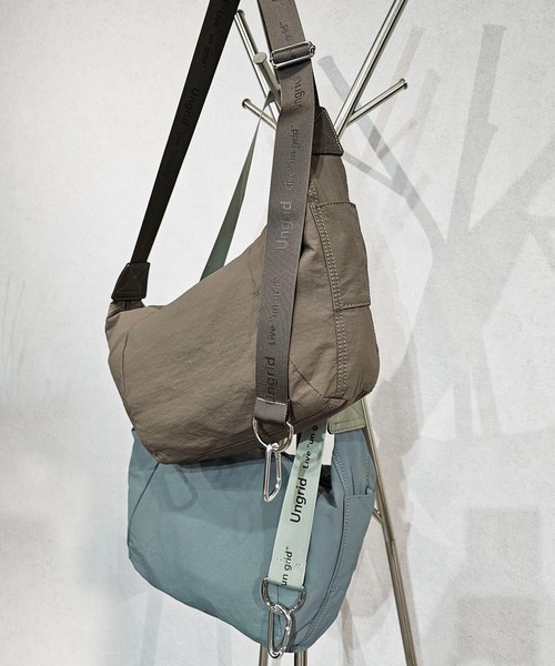【Ungrid/アングリッド】牛革付属 軽量撥水ソフトナイロン 大容量ショルダーバッグ カラビナ キー収納ポケット付（ショルダーバッグ）｜Ungrid（アングリッド）