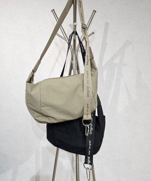【Ungrid/アングリッド】牛革付属 軽量撥水ソフトナイロン 大容量ショルダーバッグ カラビナ キー収納ポケット付（ショルダーバッグ）｜Ungrid（アングリッド）