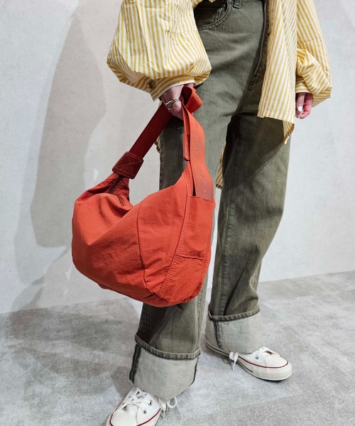 【Ungrid/アングリッド】牛革付属 軽量撥水ソフトナイロン 大容量ショルダーバッグ カラビナ キー収納ポケット付（ショルダーバッグ）｜Ungrid（アングリッド）