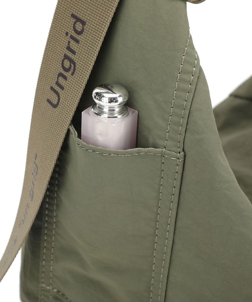 【Ungrid/アングリッド】牛革付属 軽量撥水ソフトナイロン 大容量ショルダーバッグ カラビナ キー収納ポケット付（ショルダーバッグ）｜Ungrid（アングリッド）