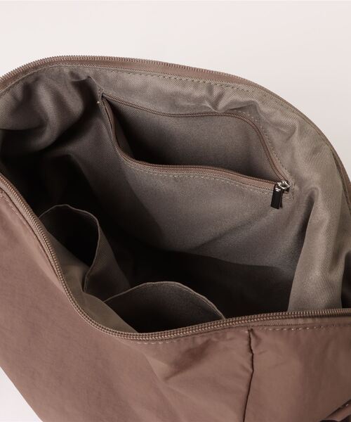 【Ungrid/アングリッド】牛革付属 軽量撥水ソフトナイロン 大容量ショルダーバッグ カラビナ キー収納ポケット付（ショルダーバッグ）｜Ungrid（アングリッド）