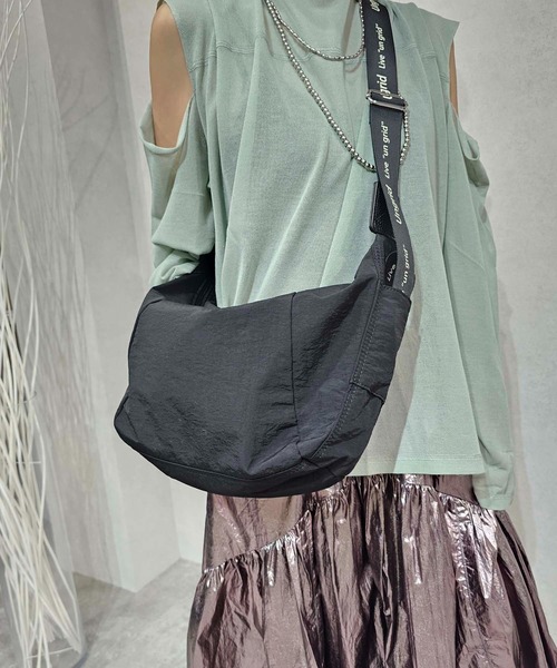 【Ungrid/アングリッド】牛革付属 軽量撥水ソフトナイロン 大容量ショルダーバッグ カラビナ キー収納ポケット付（ショルダーバッグ）｜Ungrid（アングリッド）