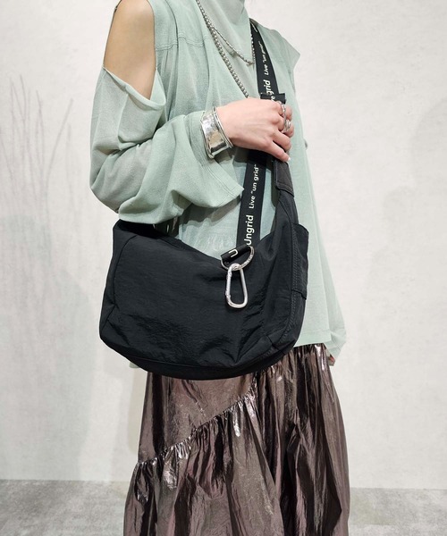 【Ungrid/アングリッド】牛革付属 軽量撥水ソフトナイロン 大容量ショルダーバッグ カラビナ キー収納ポケット付（ショルダーバッグ）｜Ungrid（アングリッド）