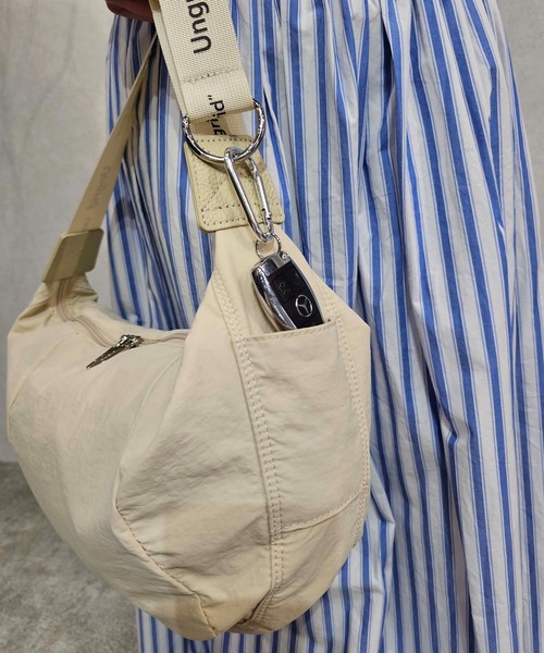 【Ungrid/アングリッド】牛革付属 軽量撥水ソフトナイロン 大容量ショルダーバッグ カラビナ キー収納ポケット付（ショルダーバッグ）｜Ungrid（アングリッド）