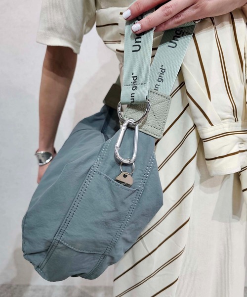 【Ungrid/アングリッド】牛革付属 軽量撥水ソフトナイロン 大容量ショルダーバッグ カラビナ キー収納ポケット付（ショルダーバッグ）｜Ungrid（アングリッド）