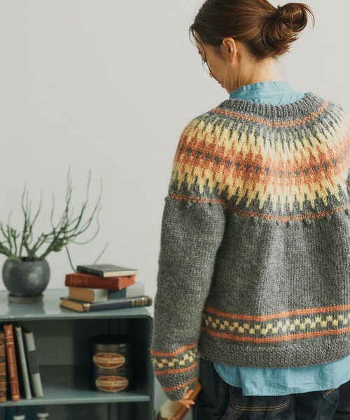 PAR ICI（パーリッシィ）の「【WEB別注】ネパール手編み 求心ジャカードポップコーンカーディガン（カーディガン/ボレロ・レディース・グレー/アイボリー・FREE）」の22枚目の写真