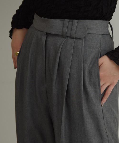 Amiur(エミレ)の「belt design tuck wide pants / ベルトデザインタックワイドパンツ(スラックス・レディース・ブラック/アイボリー/グレー・FREE)」の8枚目の写真