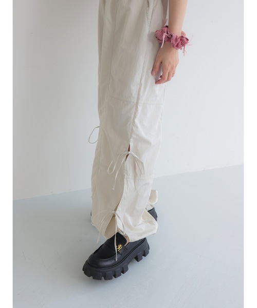 JUMELLE（ジュメロ）の「side ribbon pants【低身長~高身長】（カーゴパンツ・レディース・ブラック/アイボリー・MEDIUM）」の3枚目の写真