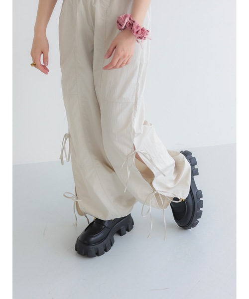 JUMELLE（ジュメロ）の「side ribbon pants【低身長~高身長】（カーゴパンツ・レディース・ブラック/アイボリー・MEDIUM）」の4枚目の写真
