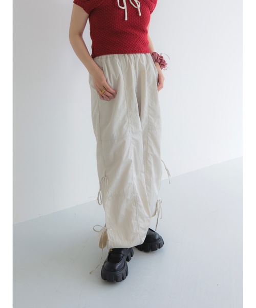 JUMELLE（ジュメロ）の「side ribbon pants【低身長~高身長】（カーゴパンツ・レディース・ブラック/アイボリー・MEDIUM）」の6枚目の写真