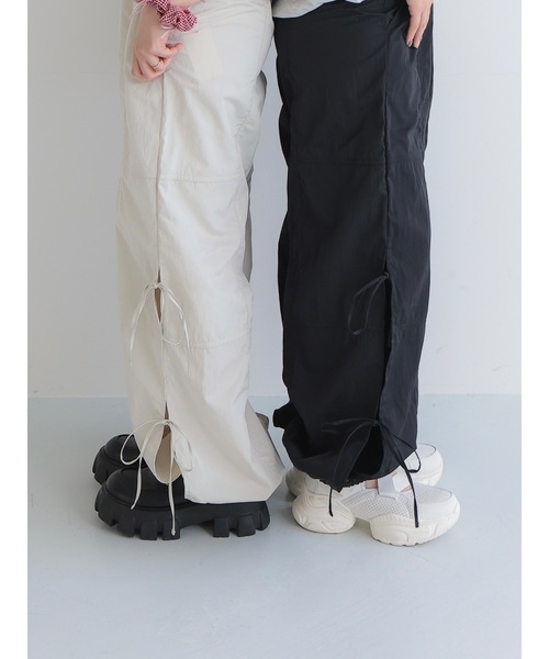 JUMELLE（ジュメロ）の「side ribbon pants【低身長~高身長】（カーゴパンツ・レディース・ブラック/アイボリー・MEDIUM）」の11枚目の写真