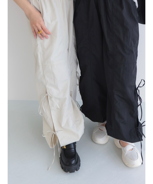JUMELLE（ジュメロ）の「side ribbon pants【低身長~高身長】（カーゴパンツ・レディース・ブラック/アイボリー・MEDIUM）」の13枚目の写真