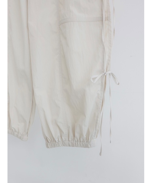JUMELLE（ジュメロ）の「side ribbon pants【低身長~高身長】（カーゴパンツ・レディース・ブラック/アイボリー・MEDIUM）」の16枚目の写真
