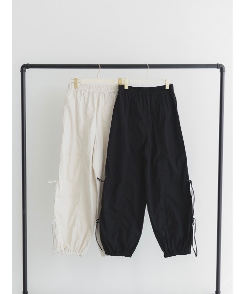 JUMELLE（ジュメロ）の「side ribbon pants【低身長~高身長】（カーゴパンツ・レディース・ブラック/アイボリー・MEDIUM）」の17枚目の写真