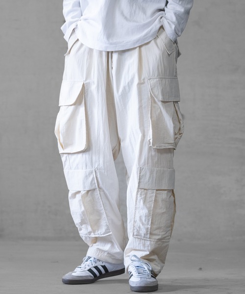 JOHN'S CLOSET（ジョンズクローゼット）の「【i】ナイロンワッシャー 4pocket  ワイドカーゴパンツ（カーゴパンツ・メンズ・ホワイト/ブラック/カーキ・MEDIUM/LARGE/X-LARGE）」の4枚目の写真