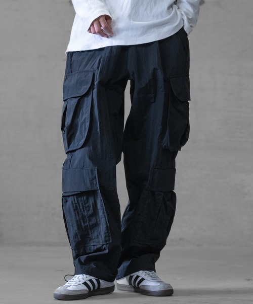 JOHN'S CLOSET（ジョンズクローゼット）の「【i】ナイロンワッシャー 4pocket  ワイドカーゴパンツ（カーゴパンツ・メンズ・ホワイト/ブラック/カーキ・MEDIUM/LARGE/X-LARGE）」の10枚目の写真