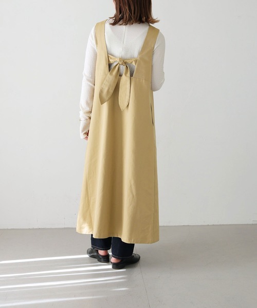 HER CLOSET（ハークローゼット）の「 【HER CLOSET】WEB限定バックリボンチノジャンパースカート WEB LIMITED BACK RIBBON CHINO JUMPER SKIRT（ジャンパースカート・レディース・ベージュ/ブラック/カーキ・M）」の3枚目の写真