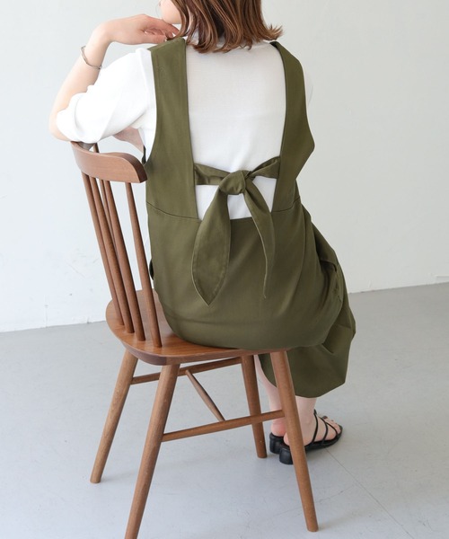 HER CLOSET（ハークローゼット）の「 【HER CLOSET】WEB限定バックリボンチノジャンパースカート WEB LIMITED BACK RIBBON CHINO JUMPER SKIRT（ジャンパースカート・レディース・ベージュ/ブラック/カーキ・M）」の19枚目の写真