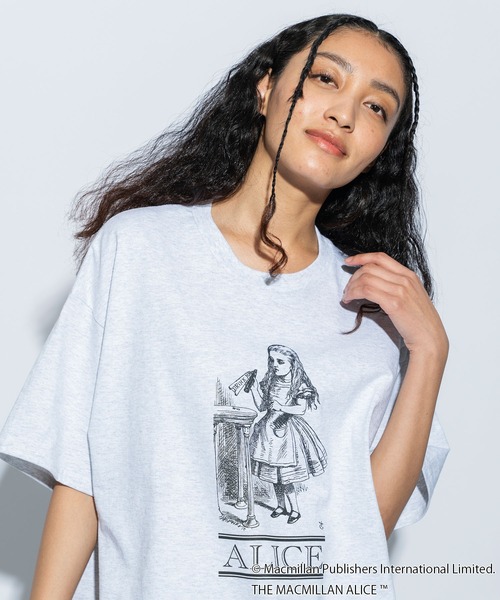 re_k by JUNRED（レクバイジュンレッド）の「マクミラン・アリスコラボ / アートワーク半袖Tee（Tシャツ/カットソー・メンズ・ライトグレー/グレー系その他/グレー・L/M/S）」の5枚目の写真