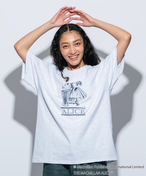 re_k by JUNRED（レクバイジュンレッド）の「マクミラン・アリスコラボ / アートワーク半袖Tee（Tシャツ/カットソー・メンズ・ライトグレー/グレー系その他/グレー・L/M/S）」の6枚目の写真