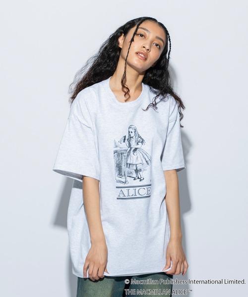re_k by JUNRED（レクバイジュンレッド）の「マクミラン・アリスコラボ / アートワーク半袖Tee（Tシャツ/カットソー・メンズ・ライトグレー/グレー系その他/グレー・L/M/S）」の7枚目の写真