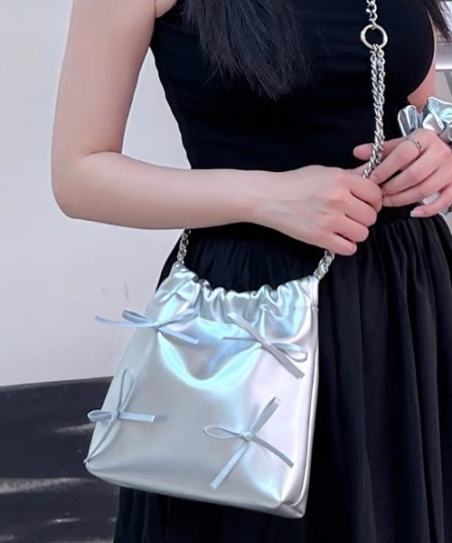 美品バーンヤードストームバックリボンフラット/シルバー/24cm A'GEM/9 × .kom 『.KOM/ドットケーオーエム』 シルバーリボン