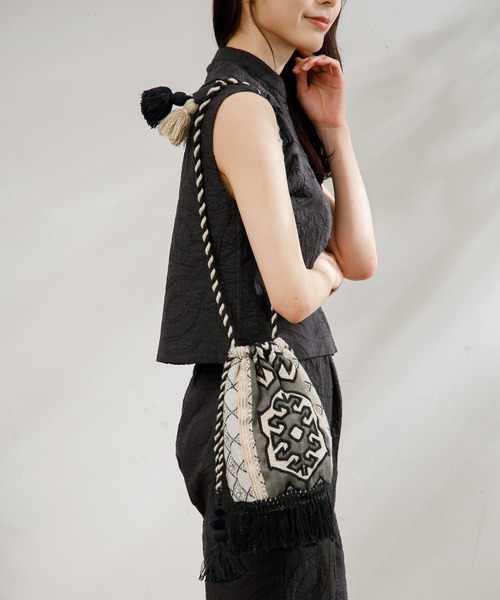 幾何学模様 ショルダーバッグ ブラック/グレー LACOSTE 幾何学模様 ショルダーバッグ グレー LACOSTE 幾何学模様