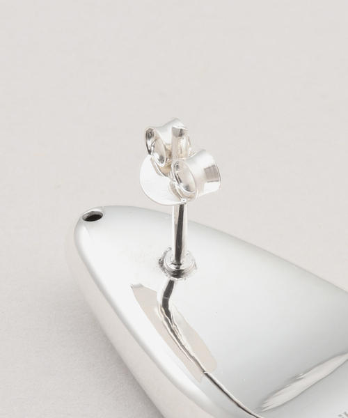 AP STUDIO（エーピーストゥディオ）の「【Camille Surault】triangle earrings（ピアス（両耳用）・レディース・シルバー・FREE）」の4枚目の写真