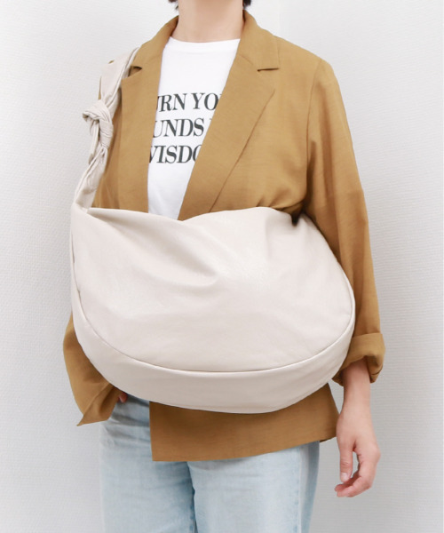 cache cache（カシュ カシュ）の「カシュカシュ cachecache / ソフトエナメルノットビッグショルダー（ショルダーバッグ・レディース・アイボリー/ライトグリーン/ブラック・FREE）」の2枚目の写真