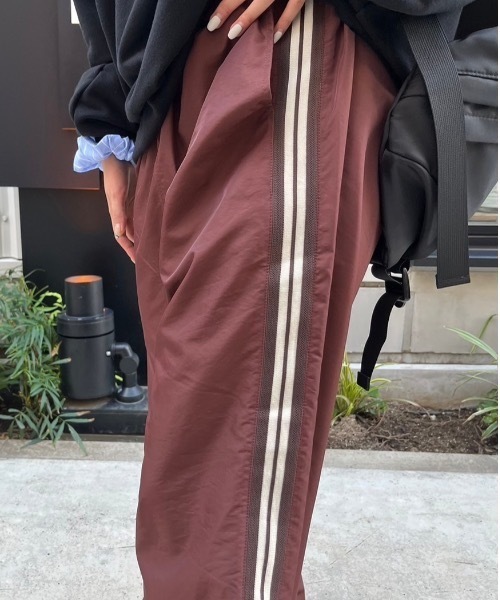 nemne store（ネンネストア）の「【keel】ラインナイロンパンツ（その他パンツ・レディース・ネイビー/ブラウン・SMALL/MEDIUM）」の9枚目の写真