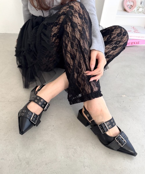 Loueme（ルエム）の「ハトメベルトダブルストラップミュール（パンプス・レディース・ブラック/アイボリー・24.5cm/23.5cm）」の2枚目の写真