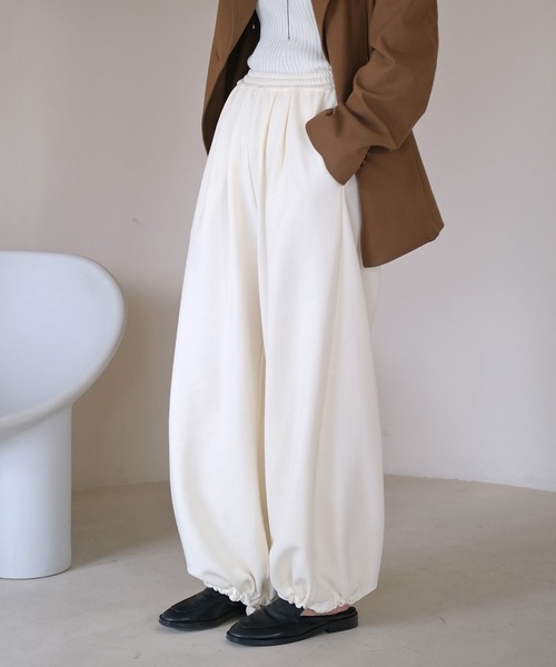 AKTE（アクテ）の「ボリュームスウェットパンツ（スウェットパンツ・レディース・ネイビー/オフホワイト・1/2）」の2枚目の写真