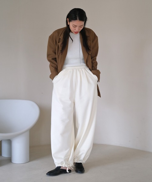 AKTE（アクテ）の「ボリュームスウェットパンツ（スウェットパンツ・レディース・ネイビー/オフホワイト・1/2）」の4枚目の写真