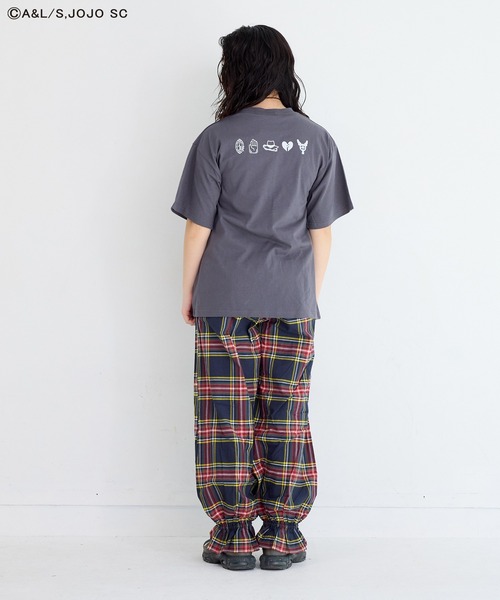 ジョジョの奇妙な冒険（ジョジョノキミョウナボウケン）の「【ジョジョの奇妙な冒険】別注Tシャツ/おとな（Tシャツ/カットソー・レディース・チャコール/ピンク/ブラック・160cm/180cm）」の8枚目の写真
