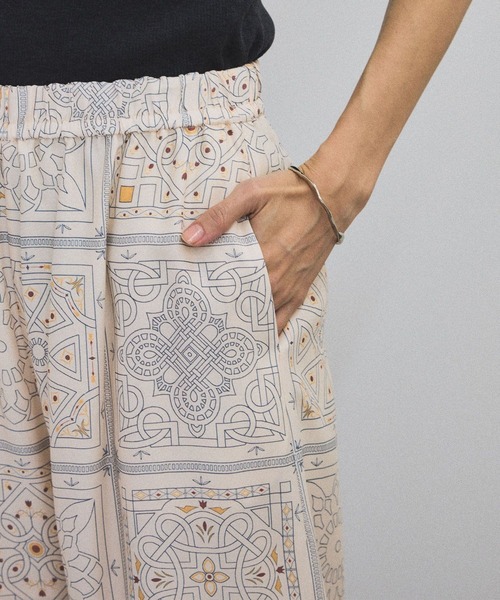 SALON adam et rope'（サロン アダム エ ロペ）の「mahalプリントリラックスパンツ（その他パンツ・レディース・ブラック/ベージュ・FREE）」の11枚目の写真