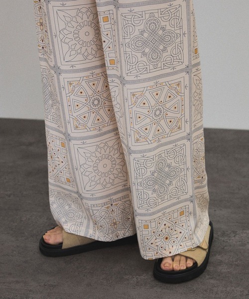 SALON adam et rope'（サロン アダム エ ロペ）の「mahalプリントリラックスパンツ（その他パンツ・レディース・ブラック/ベージュ・FREE）」の10枚目の写真