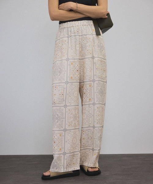 SALON adam et rope'（サロン アダム エ ロペ）の「mahalプリントリラックスパンツ（その他パンツ・レディース・ブラック/ベージュ・FREE）」の7枚目の写真
