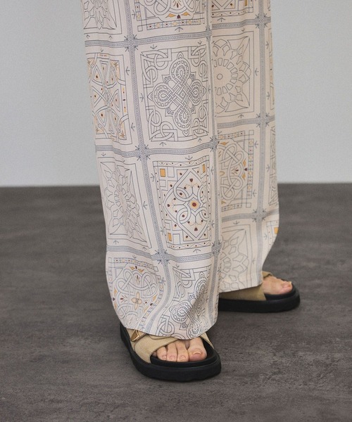 SALON adam et rope'（サロン アダム エ ロペ）の「mahalプリントリラックスパンツ（その他パンツ・レディース・ブラック/ベージュ・FREE）」の6枚目の写真