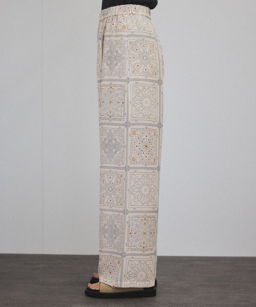 SALON adam et rope'（サロン アダム エ ロペ）の「mahalプリントリラックスパンツ（その他パンツ・レディース・ブラック/ベージュ・FREE）」の5枚目の写真