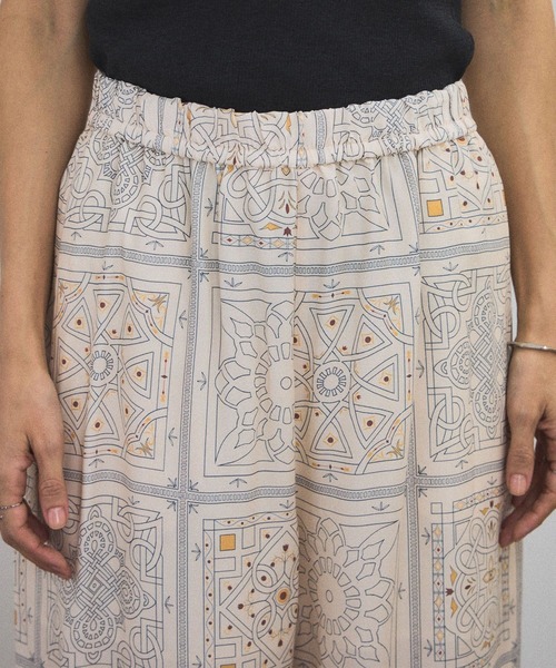 SALON adam et rope'（サロン アダム エ ロペ）の「mahalプリントリラックスパンツ（その他パンツ・レディース・ブラック/ベージュ・FREE）」の4枚目の写真