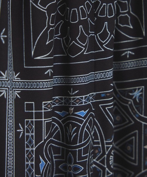 SALON adam et rope'（サロン アダム エ ロペ）の「mahalプリントリラックスパンツ（その他パンツ・レディース・ブラック/ベージュ・FREE）」の3枚目の写真