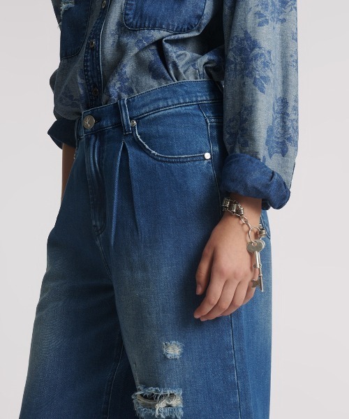 One Tea spoon(ワンティースプーン)の「BEASTIE LOW WAIST WIDE LEG DENIM SHORT(デニムパンツ・レディース・インディゴブルー・25/24/26)」の5枚目の写真