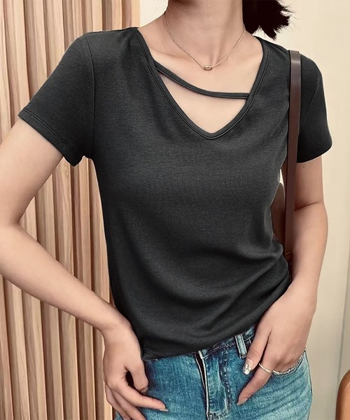 LOWO(ロワ)の「Vネック半袖Tシャツ カットソー(Tシャツ/カットソー・レディース・ブラック/アイボリー/ホワイト/グレー・FREE)」の4枚目の写真