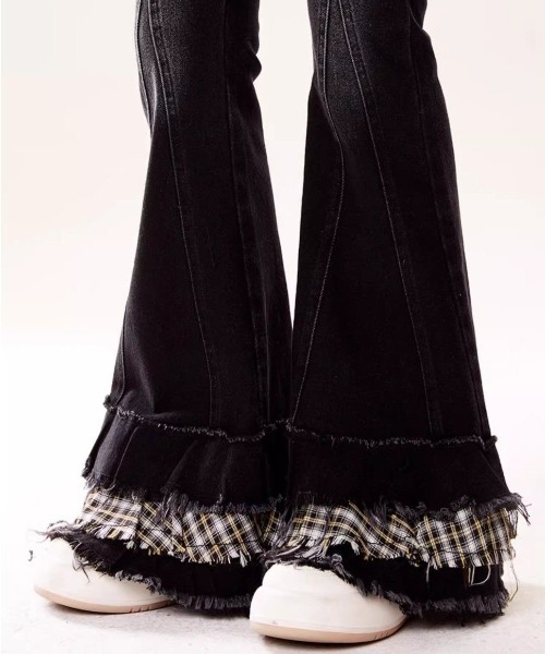 AsRiRe（アスリレイ）の「25ss 異素材ドッキング　フリンジフレアデニムパンツ（デニムパンツ・レディース・ブラック/ブルー・L/S/M）」の3枚目の写真