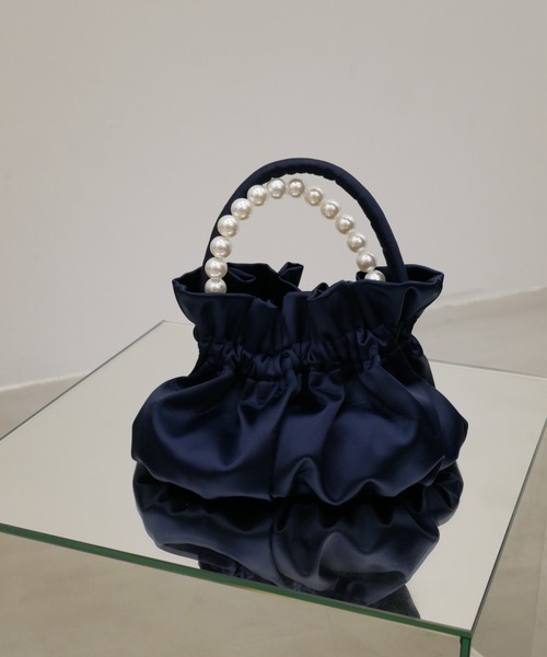 My shawty(マイシャウティー)の「3way satin pearl bag(ハンドバッグ・レディース・ホワイト/ネイビー/ベージュ/ブラック・FREE)」の4枚目の写真