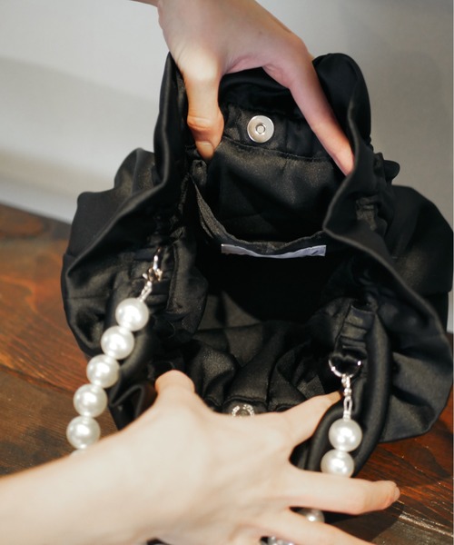 My shawty(マイシャウティー)の「3way satin pearl bag(ハンドバッグ・レディース・ホワイト/ネイビー/ベージュ/ブラック・FREE)」の10枚目の写真