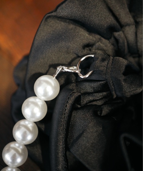 My shawty(マイシャウティー)の「3way satin pearl bag(ハンドバッグ・レディース・ホワイト/ネイビー/ベージュ/ブラック・FREE)」の11枚目の写真