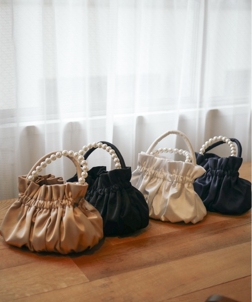 My shawty(マイシャウティー)の「3way satin pearl bag(ハンドバッグ・レディース・ホワイト/ネイビー/ベージュ/ブラック・FREE)」の6枚目の写真