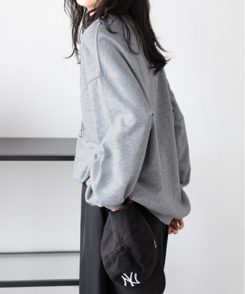 AMELY(エミリー)の「ロゴ刺繍 スウェットプルオーバー(スウェット・レディース・ブラック/グレー/ホワイト・フリー)」の16枚目の写真