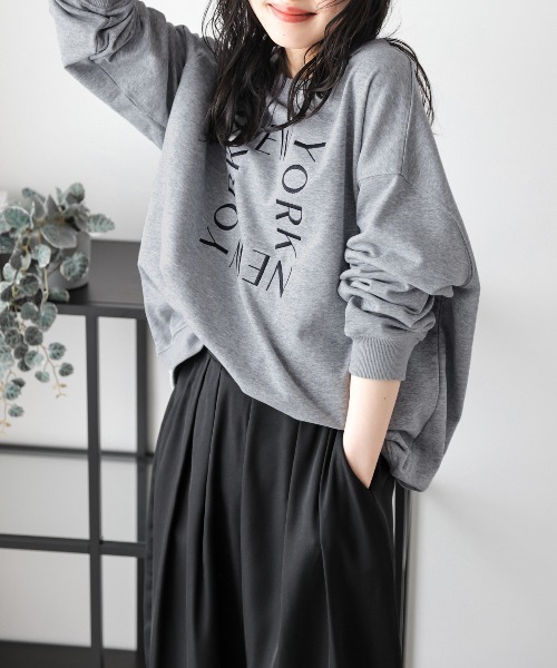 AMELY(エミリー)の「ロゴ刺繍 スウェットプルオーバー(スウェット・レディース・ブラック/グレー/ホワイト・フリー)」の19枚目の写真